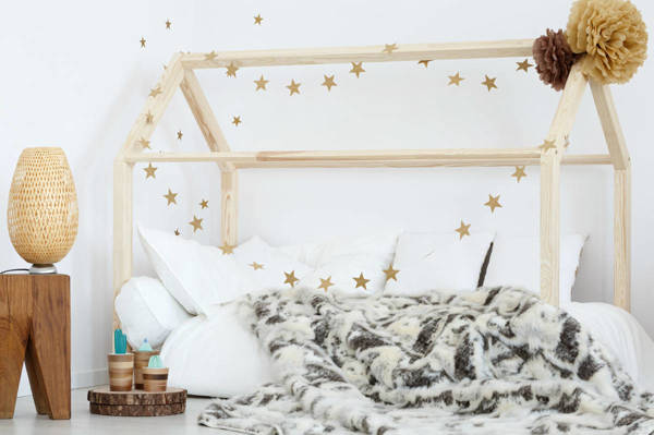 Drewniane łóżko DOMEK z materacem 80x190 - sosna